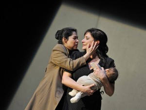 Rebeca Olvera en Cecilia Bartoli in Norma (© Hans Jörg Michel).