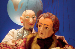 Scène uit De wonderbaarlijkse reis van Doctor Faust (© Amsterdams Marionetten Theater).