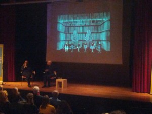 Terwijl er beelden werden geprojecteerd van eerder werk van de regisseur, lichtte Monique Wagemakers haar uitgangspunten toe (© Place de l'Opera).