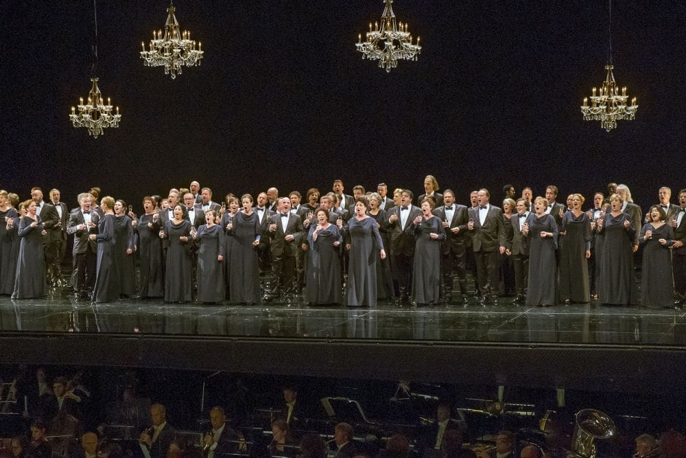 Het Koor van De Nationale Opera toonde zich klaar voor een scenische uitvoering van Vorst Igor (© Hans van den Bogaard).