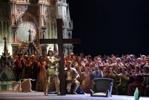 Scène uit Giovanna d'Arco, met bij het kruis Anna Netrebko (© Brescia Amisano / Teatro alla Scala).