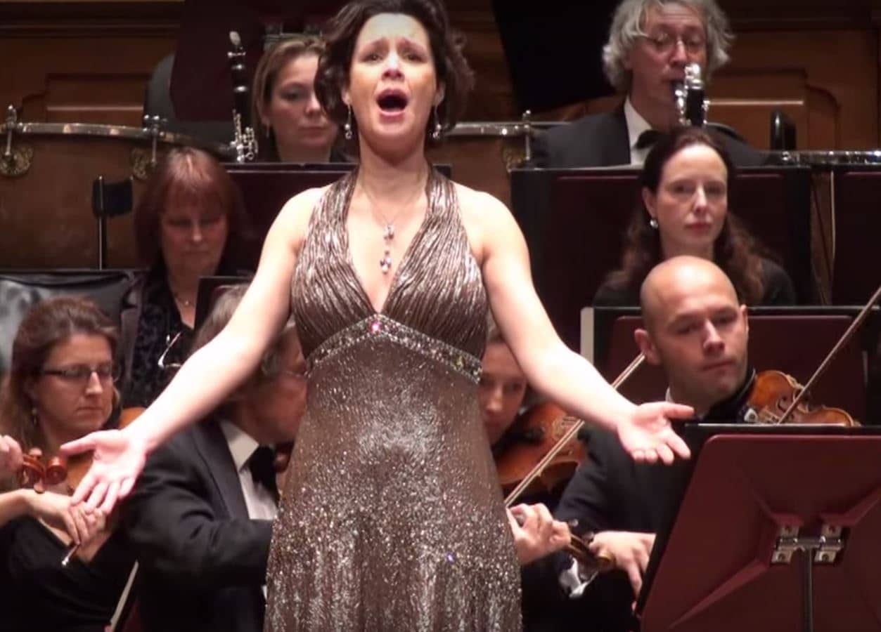 Lenneke Ruiten in concert bij Holland Symfonia (still uit videoclip).