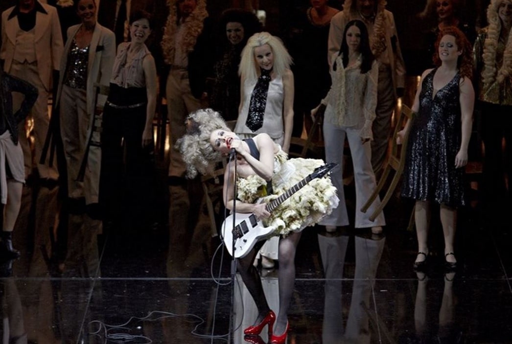 Lenneke Ruiten in Platée in Stuttgart (still uit videoclip).