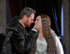 Scène uit Anna Bolena, met Ildar Abdrazakov en Sondra Radvanovsky (© Ken Howard / Metropolitan Opera).