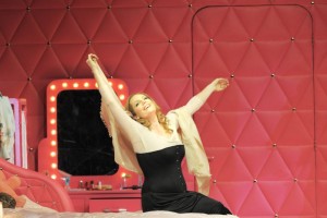 Eva-Maria Westbroek als Minnie in La fanciulla del West bij toenmalige Nederlandse Opera. (© Clärchen & Matthias Baus)