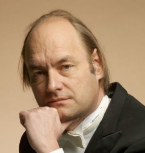 Jan Willem de Vriend geeft in Den Haag zijn lezing van Brahms' requiem (© Michiel van Nieuwkerk).