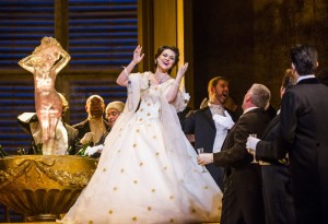Venera Gimadieva als Violetta in La traviata. (© Royal Opera House / Tristram Kenton)