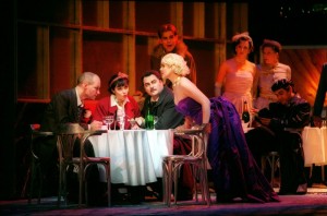 Scène uit La bohème bij de Staatsoper in Berlijn. Foto genomen tijdens een eerdere voorstellingenreeks. (© Monika Rittershaus)