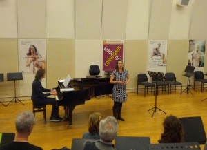 Grace Carter zingt voor, begeleid door Klaas-Jan de Groot. (© Place de l'Opera)