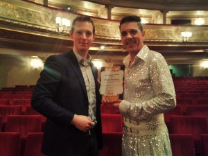 Direct na afloop van Kiss me, Kate kreeg Peter Bording in het auditorium van de Komische Oper (en gestoken in zijn Fred Graham-kostuum) de Schaunard Award 2015 overhandigd door Place de l'Opera-hoofdredacteur Jordi Kooiman (© Place de l'Opera).