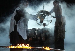 Scène uit de geënsceneerde uitvoering van SONNTAG aus LICHT in Keulen, 2011. (© Klaus Lefebvre)