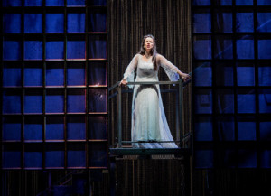 Annemarie Kremer als Maddalena bij Opera North. (© Robert Workman)
