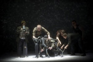 Scène uit A Dog's Heart bij De Nationale Opera. (© Monika Rittershaus)