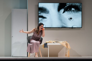 Anna Caterina Antonacci in La voix humaine. (© Opéra Royal de Wallonie / Lorraine Wauters)