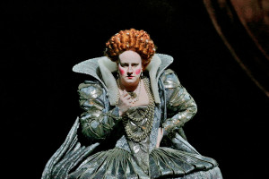 Elza van den Heever als Elisabetta in Maria Stuarda. (© Ken Howard / Metropolitan Opera)