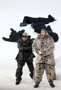 Scène uit South Pole, met Rolando Villazón en Thomas Hampson. (© Wilfried Hösl / Bayerische Staatsoper)