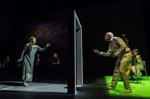 Scène uit The Corridor. (© Aldeburgh Festival / Clive Barda)