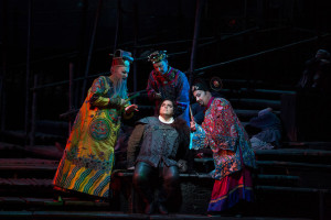Marco Berti als Calaf, omringd door Ping, Pong en Pang. (© Marty Sohl / Metropolitan Opera)