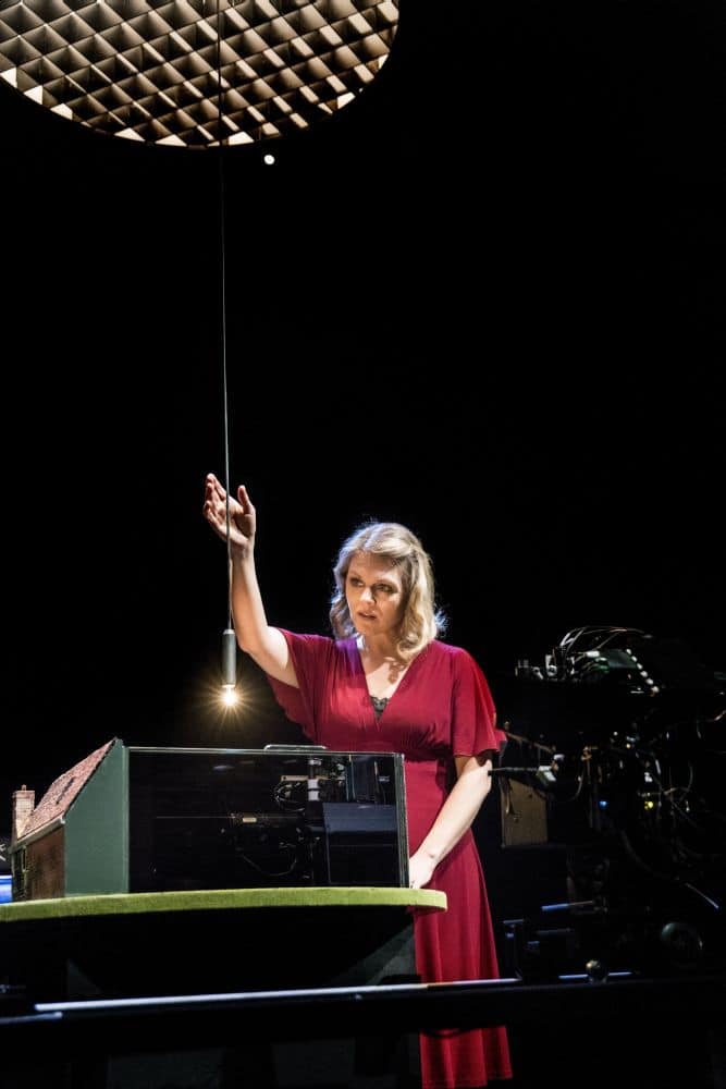 Miah Persson in Blank Out van Michel van der Aa. (© www.marcoborggreve.com)