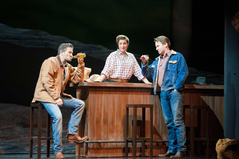 Scène uit Brokeback Mountian, met van links naar rechts Florian Plock, Claudia Brandenburger en Mark Omvlee. (© Anna-Maria Löffelberger)