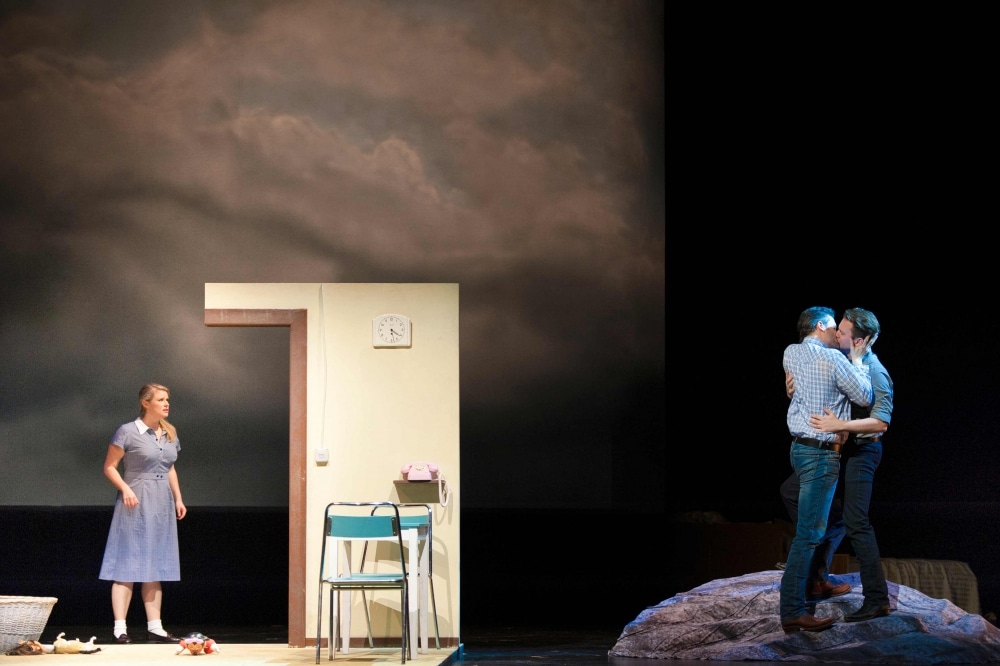 Scène uit Brokeback Mountain, met van links naar rechts Hailey Clark, Florian Plock en Mark Omvlee. (© Anna-Maria Löffelberger)