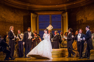 Scène uit Richard Eyres La traviata (andere bezetting dan de bezochte voorstelling). (© Tristram Kenton / Royal Opera House)
