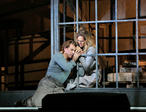 Roberto Alagna en Kristine Opolais in Manon Lescaut. (© Ken Howard / Metropolitan Opera)