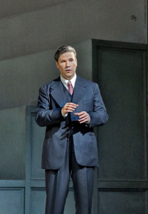 Massimo Cavalletti als Lescaut in Manon Lescaut. (© Ken Howard / Metropolitan Opera)