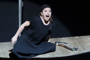 Evelyn Herlitzius als Elektra bij de Bayerische Staatsoper. (© Wilfried Hösl)