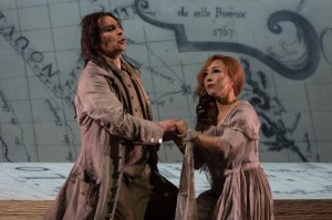 Enrico Casari en Sumi Jo als Des Grieux en Manon Lescaut. (© Lorraine Wauters / Opéra Royal de Wallonie)