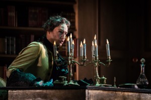 Wiard Witholt als Marquis d'Hérigny in Manon Lescaut. (© Lorraine Wauters / Opéra Royal de Wallonie)