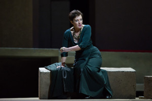 Waltraud Meier als Klytämnestra. (© Marty Sohl / Metropolitan Opera)