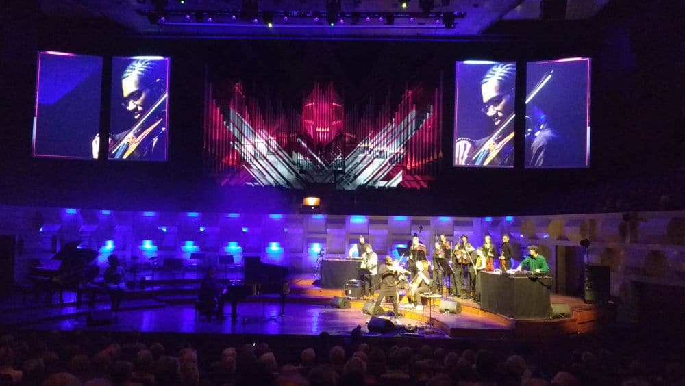 Yannick Hiwat en zijn ensemble tijdens het jubileumconcert in de Doelen.