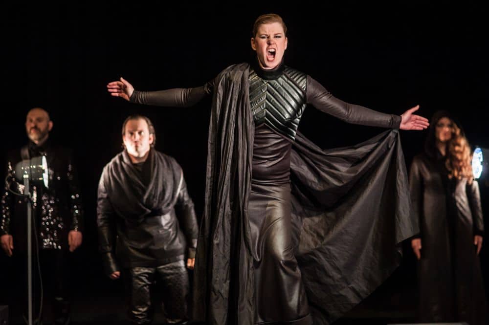 Ellen ten Beek als de Drummer in Der Kaiser von Atlantis. (© Bart Grietens)