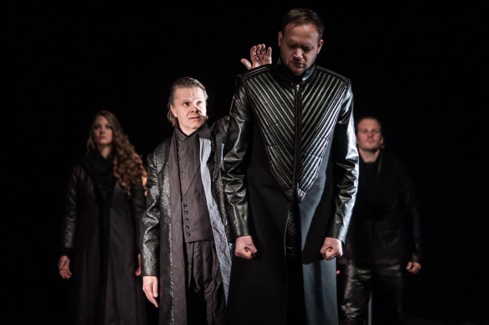 Wiard Witholt (voorgrond) met Nanco de Vries in Der Kaiser von Atlantis. (© Bart Grietens)