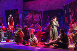Rechts Héloïse Koempgen-Bramy (Mimì) en links Anna Emelianova (Musetta) (© Morten de Boer).