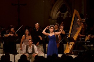 Scène uit Amore Siciliano, met rechts sopraan Francesca Aspromonte. (© Bertrand Pichene)