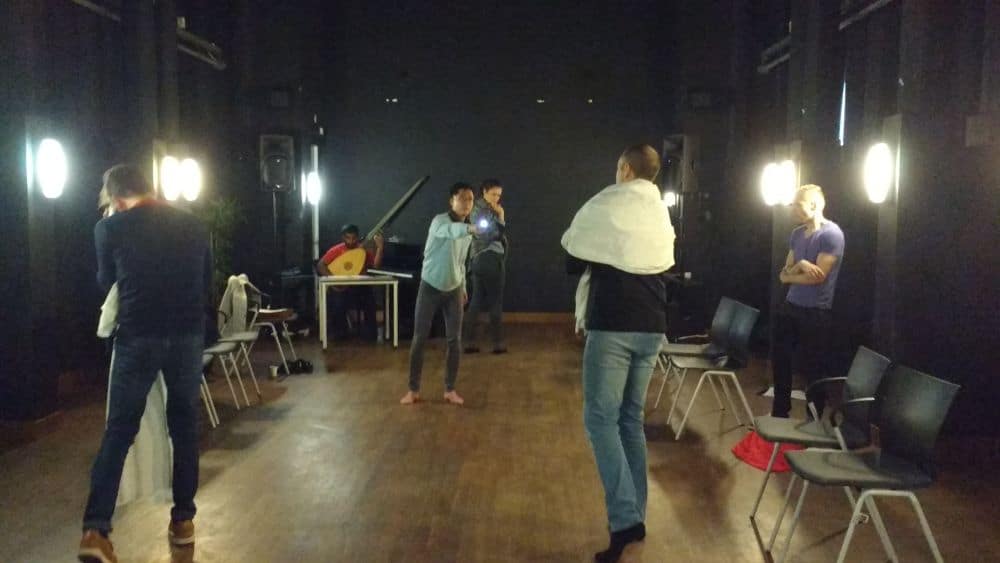 Keith Pun in actie tijdens de repetitie, met rechts Timothy Nelson. (© Place de l'Opera)