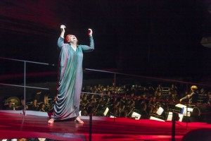 Eva-Maria Westbroek met op de achtergrond Marc Albrecht en het Rotterdams Philharmonisch Orkest. (© Hans van den Bogaard)