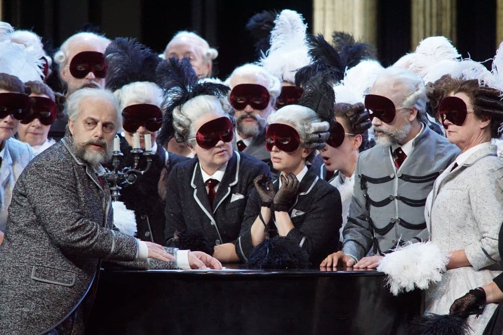 Scène uit Pique Dame, met links vorst Jeletski. (© De Nationale Opera)