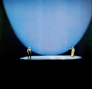 Wieland Wagner wordt door velen gezien als degene die aan de wieg heeft gestaan van het regietheater. Op deze afbeelding neemt Siegfried afscheid van Brünnhilde in Götterdämmerung, 1968.