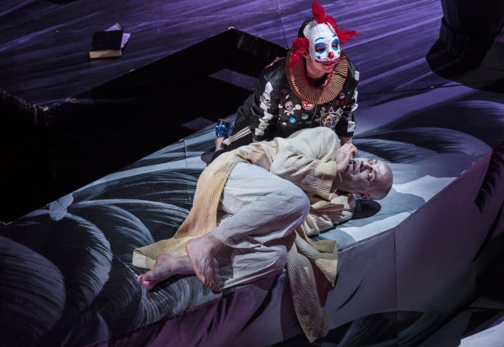 Lindsay Kesselman (A boy) en Leigh Melrose (Athanasius Kircher) in Theatre of the World. (© Ruth Walz)
