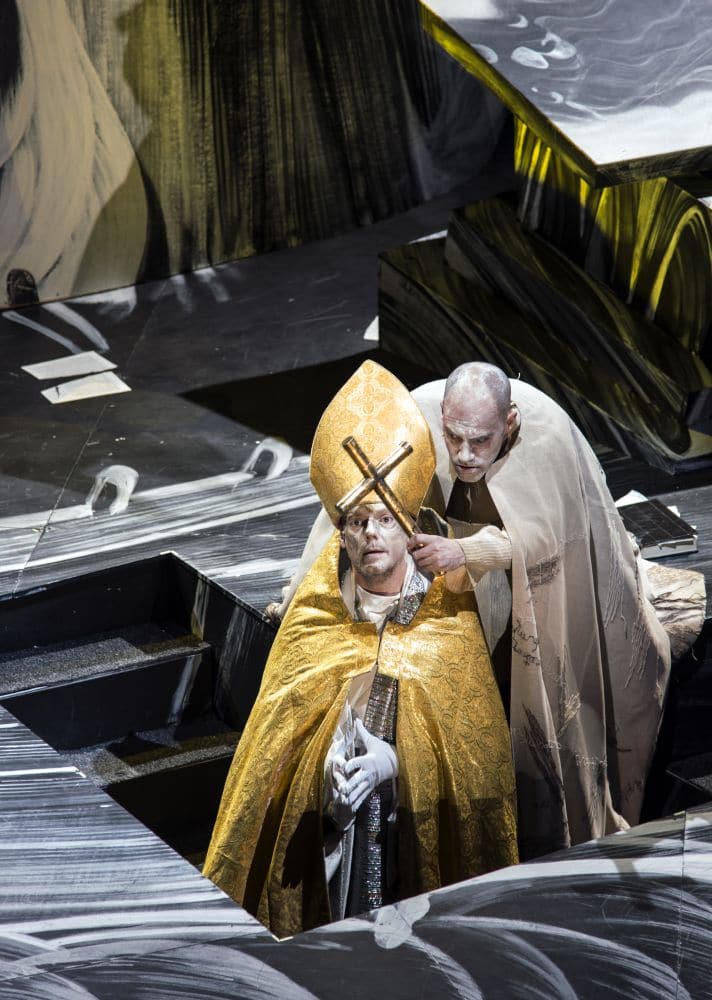 Marcel Beekman (Pope Innozenzo XI) en Leigh Melrose (Athanasius Kircher) in Theatre of the World. (© Ruth Walz)