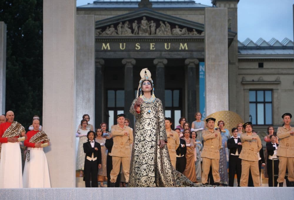 Scène uit Aida bij de Schlossfestspiele Schwerin, met op de voorgrond Auroe Ugolin als Amneris. (© Silke Winkler)