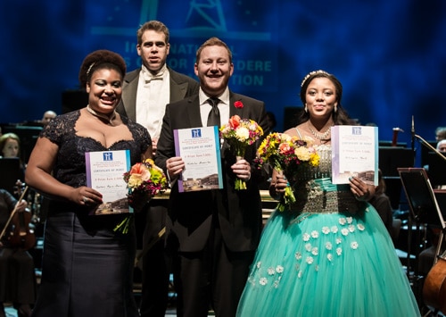 De drie hoofdprijswinnaars van het Belvedere 2016. Van links naar rechts: Raehann Bryce-Davis, Nicholas Brownlee en Noluvuyiso Mpofu. Op de achtergrond dirigent Kamal Khan. (© Kim Stevens / limelightphotography.capetown)
