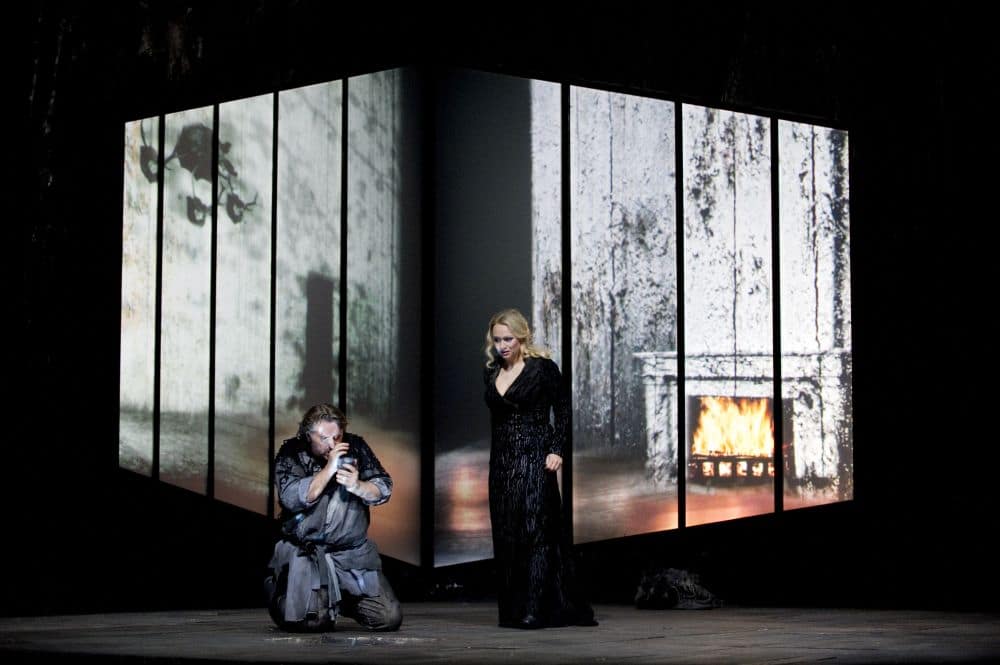 Simon O'Neill en Anja Kampe als Siegmund en Sieglinde in Die Walküre bij de Staatsoper Berlin. (© Monika Rittershaus)