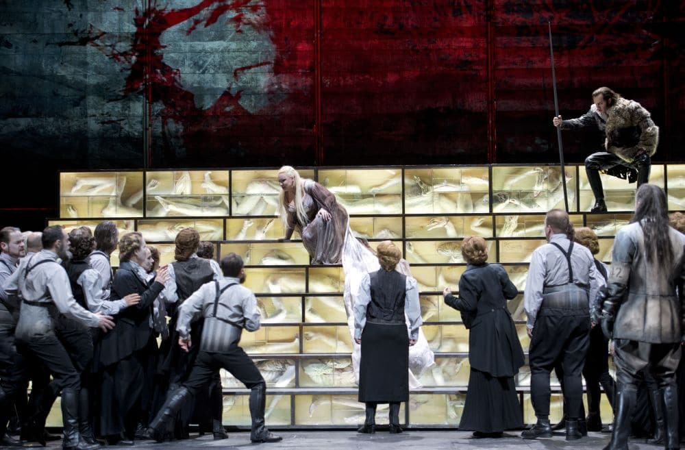 Scène uit Götterdämmerung bij de Staatsoper Berlin (beeld van een vorige speelreeks). (© Monika Rittershaus)