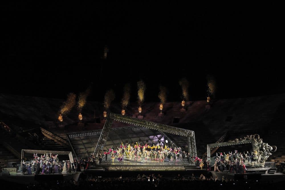 Scène uit La traviata in de Arena di Verona. (© Ennevi)