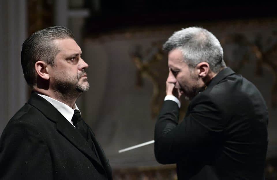 Titelrolvertolker Ştefan Ignat en dirigent Tiberiu Soare in Oedipe. (© operafestival Bartók Plus)