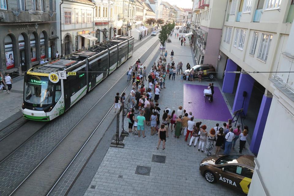 Het flaneren over de autoluwe Széchenyi-straat lijkt een geliefde vrijetijdsbesteding van alle inwoners van Miskolc. (© operafestival Bartók Plus)